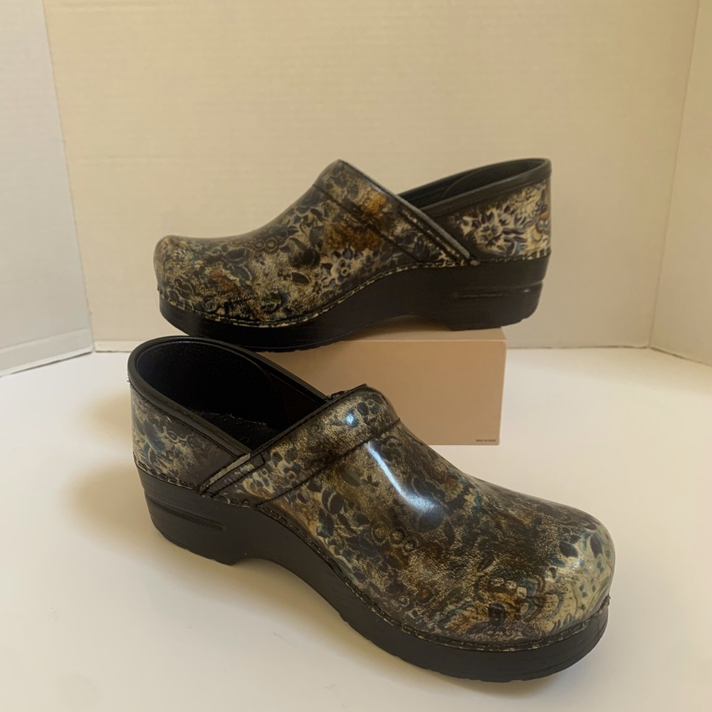 Dansko womens 38 fits size 7.5-8 slip on shoes with floral design